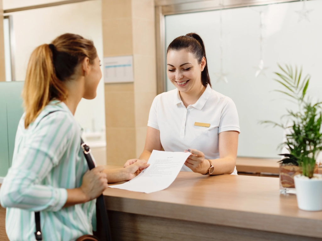 Patientin und Rezeptionsfachkraft