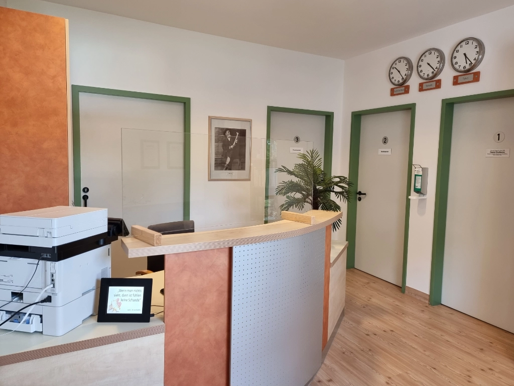 Anmeldebereich mit Tresen und Patientenempfang